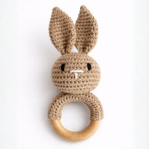 Sonajero de Crochet Conejo Cocoa | Anillo de Madera Personalizado con Nombre