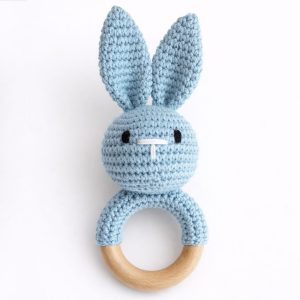 Sonajero de Crochet Conejo Celeste | Anillo de Madera Personalizado con Nombre