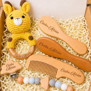 Combo de Bienvenida Personalizado | Set de 5 Piezas con Nombre (Selecciona Sonajeros a tu gusto)