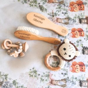Combo de Bienvenida Personalizado | Set de 4 Piezas con Nombre (Selecciona Sonajeros a tu gusto)