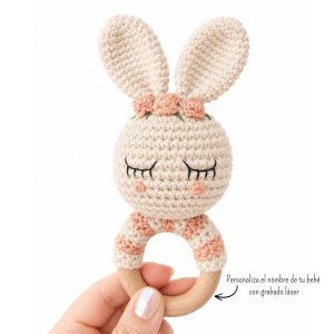 Sonajero de Crochet Conejita Coquette | Anillo de Madera Personalizado con Nombre