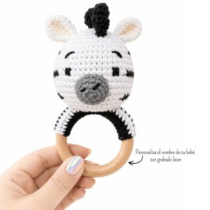 Sonajero de Crochet Cebra | Anillo de Madera Personalizado con Nombre
